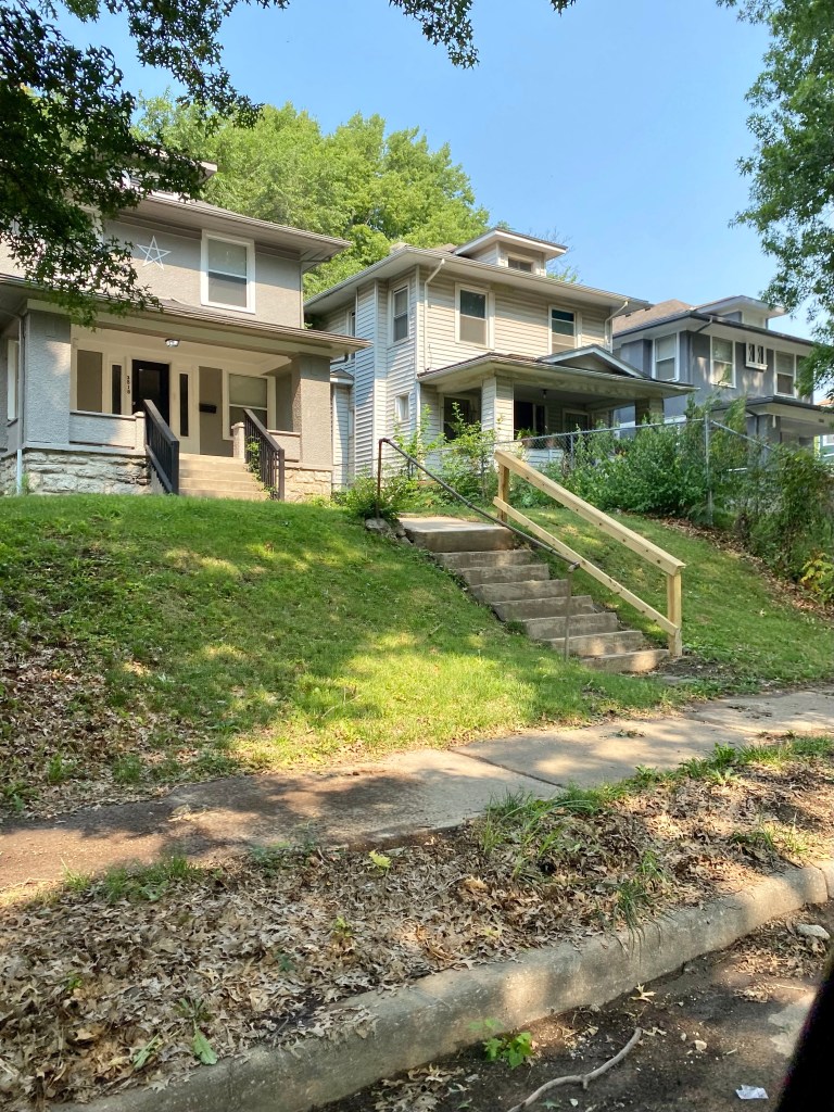 Photo of three houses on Agnes Avenue in Kansas City, Missouri. The house in which Hemingway lived is the middle one of these three