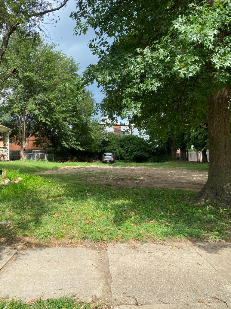 Photo of a vacant lot where the house at 3691 Warwick Boulevard once stood. The house belonged to the aunt and uncle of Ernest Hemingway, who stayed here briefly in 1917. 